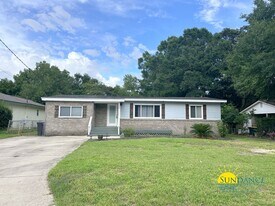 166 Rainbow Dr NW in Fort Walton Beach, FL - Building Photo