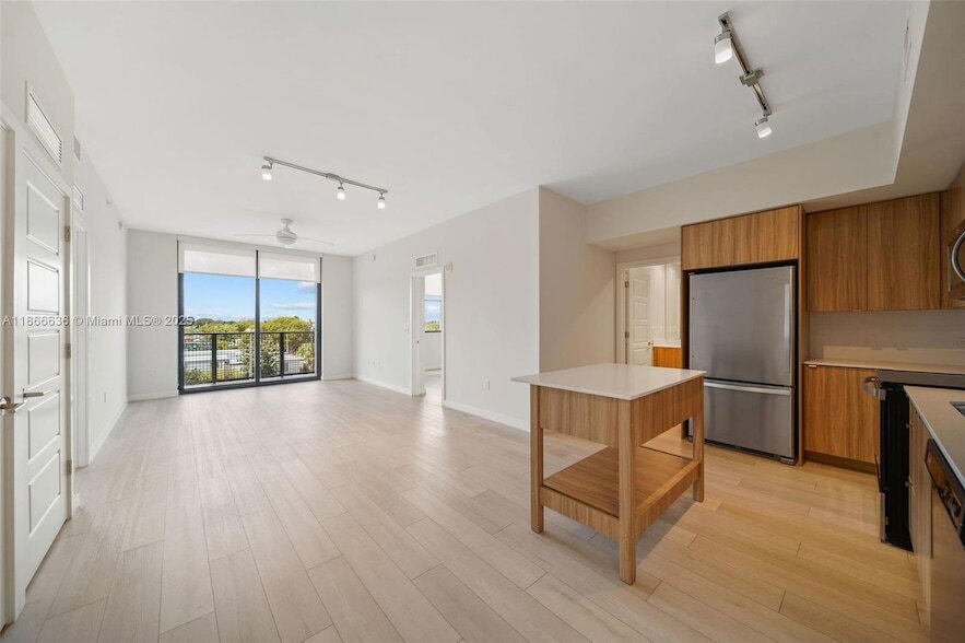 555 NE 8th St, Unit 0401 in Fort Lauderdale, FL - Building Photo