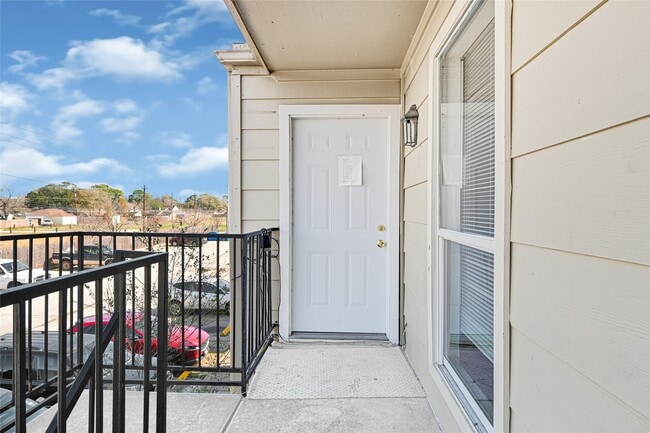 8100 Creekbend Dr in Houston, TX - Building Photo - Building Photo