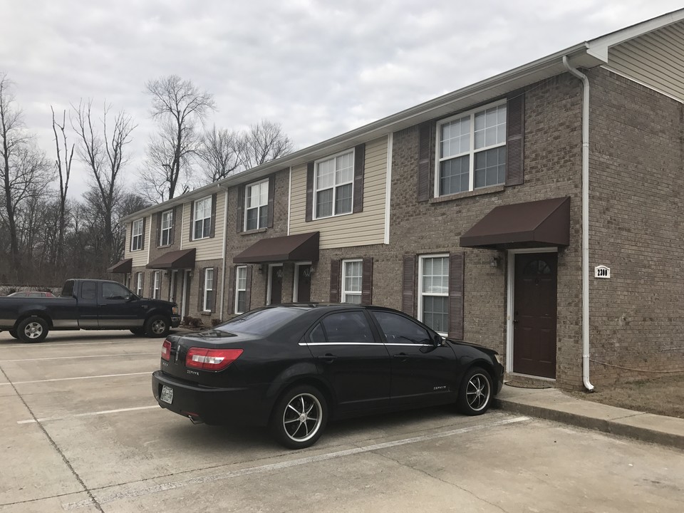 Raleigh Court Apartments in Clarksville, TN - Building Photo