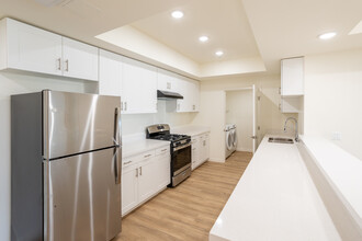 Gilmore Apartments LLC in Van Nuys, CA - Building Photo - Building Photo