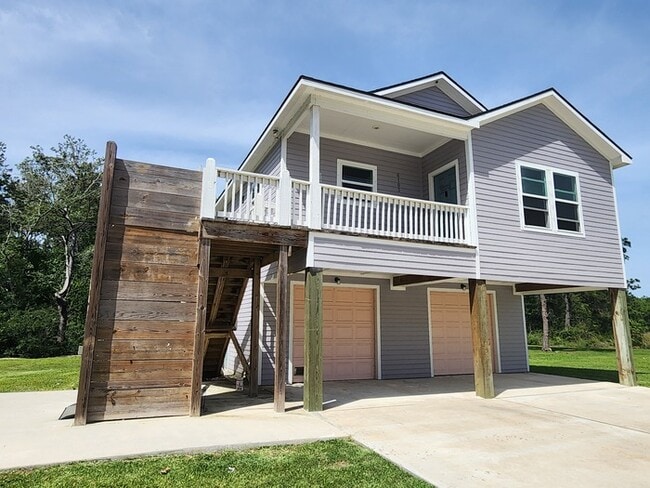 6103 Lacey Oak Dr in Hitchcock, TX - Building Photo - Building Photo