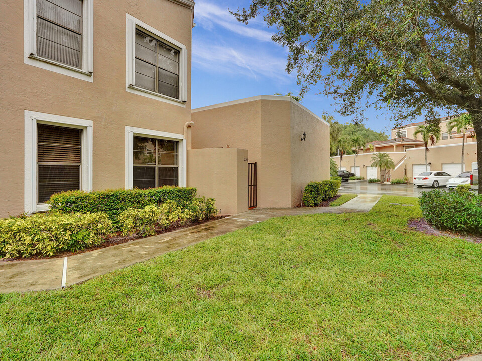 6670 Villa Sonrisa Dr-Unit -220 in Boca Raton, FL - Building Photo