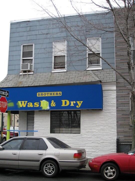 5420 Nurge Ave in Flushing, NY - Foto de edificio
