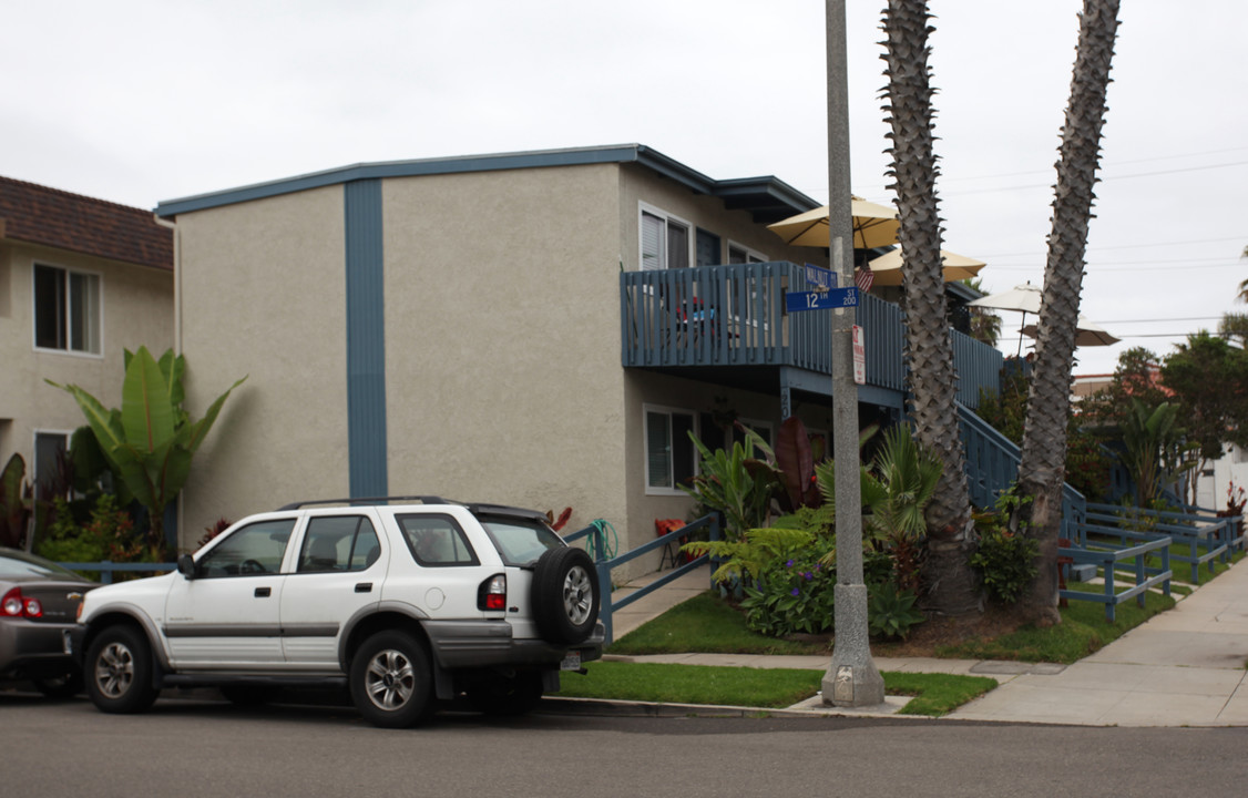 202 12th St in Huntington Beach, CA - Building Photo