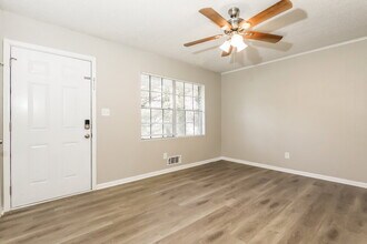 8270 Attleboro Dr in Jonesboro, GA - Foto de edificio - Building Photo