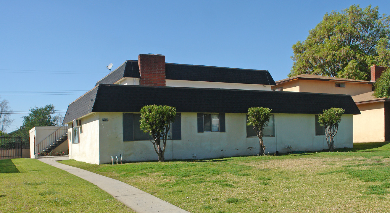 2551 Yorkshire Way in Pomona, CA - Foto de edificio