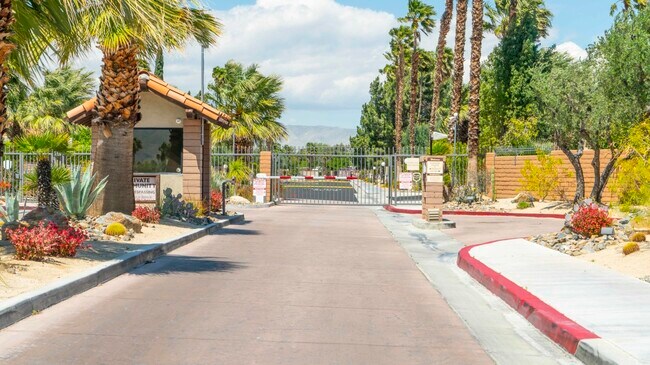 1480 Sunflower Cir N in Palm Springs, CA - Building Photo - Building Photo