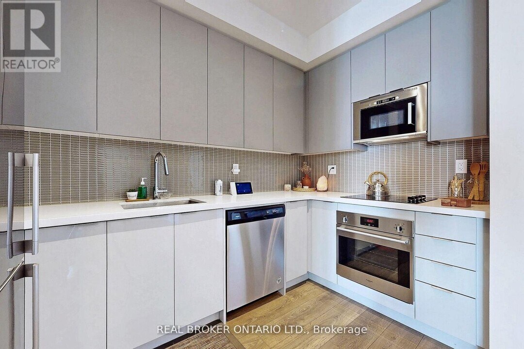 2908-2908 Hwy 7 in Vaughan, ON - Building Photo