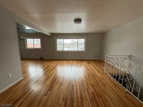 17 Daka Ct in Bloomfield, NJ - Building Photo - Building Photo