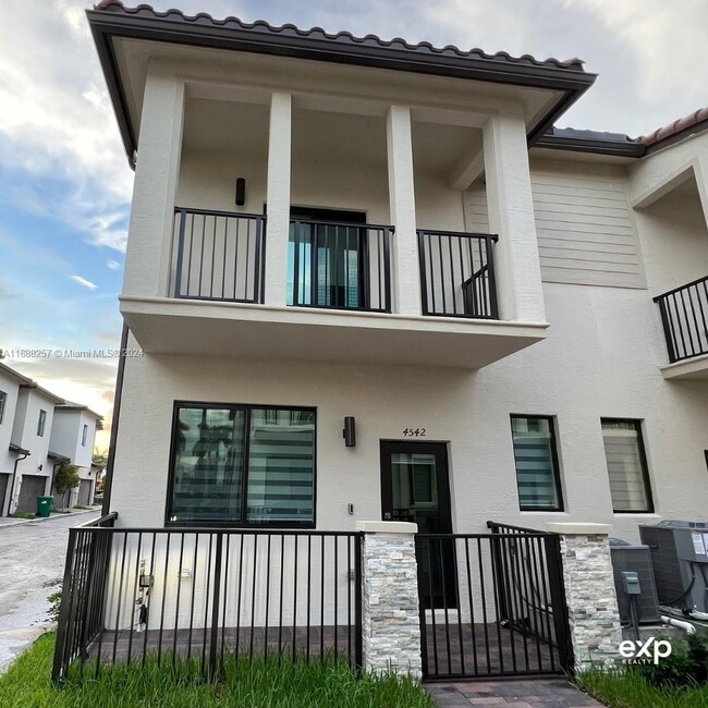 4542 NW 83rd Pass in Doral, FL - Building Photo - Building Photo