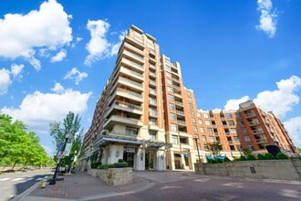 3650 S Glebe Rd, Unit 742 in Arlington, VA - Foto de edificio - Building Photo