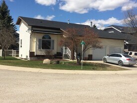 5724-5758 58 Ave in Olds, AB - Building Photo