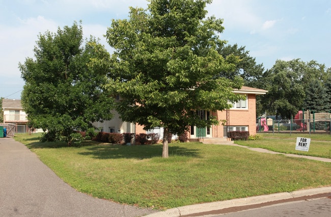 5866 2nd St NE in Fridley, MN - Foto de edificio - Building Photo