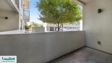 2323 E Highland Ave in Phoenix, AZ - Foto de edificio - Building Photo