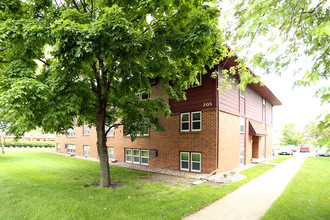 205 NE Trilein Dr in Ankeny, IA - Foto de edificio - Building Photo