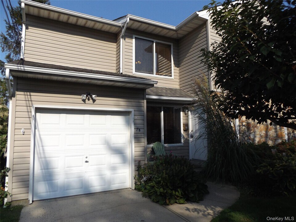 7 B Orchard Beach Rd in Port Washington, NY - Building Photo