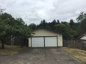 524 W 27th Pl in Eugene, OR - Building Photo