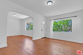 736 N Poinsettia Pl in Los Angeles, CA - Building Photo - Building Photo