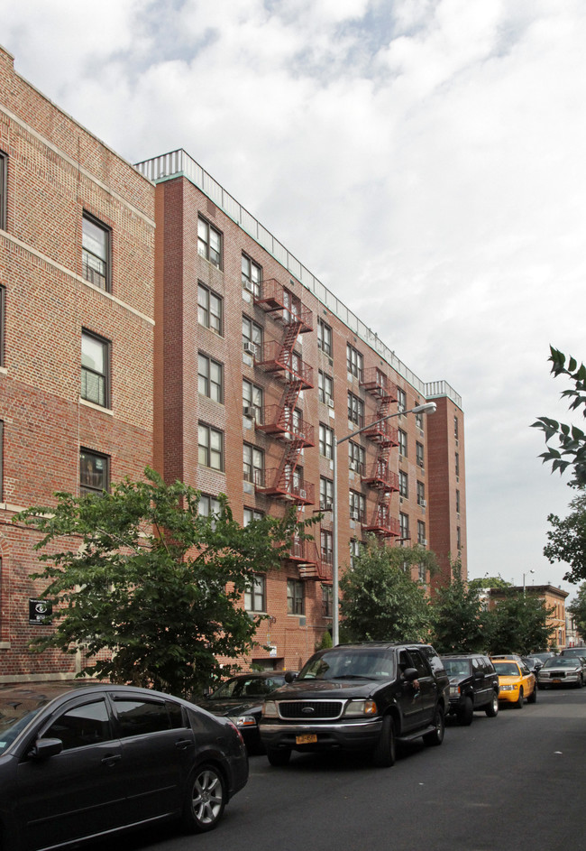 410 E 25th St in Brooklyn, NY - Foto de edificio - Building Photo