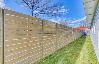 4927 San Jacinto St in Dallas, TX - Foto de edificio - Building Photo