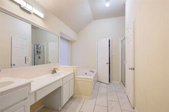 6011 Lakecrest Dr in Sachse, TX - Foto de edificio - Building Photo