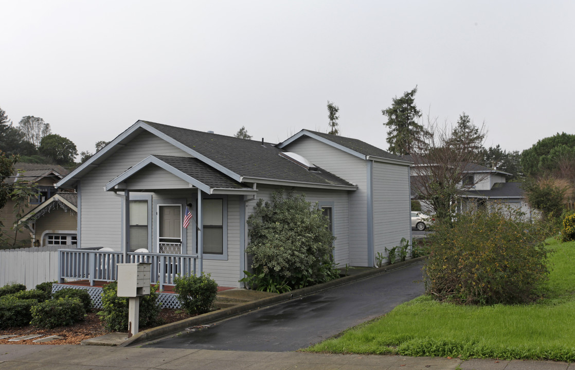 15 Park Ave in Petaluma, CA - Building Photo