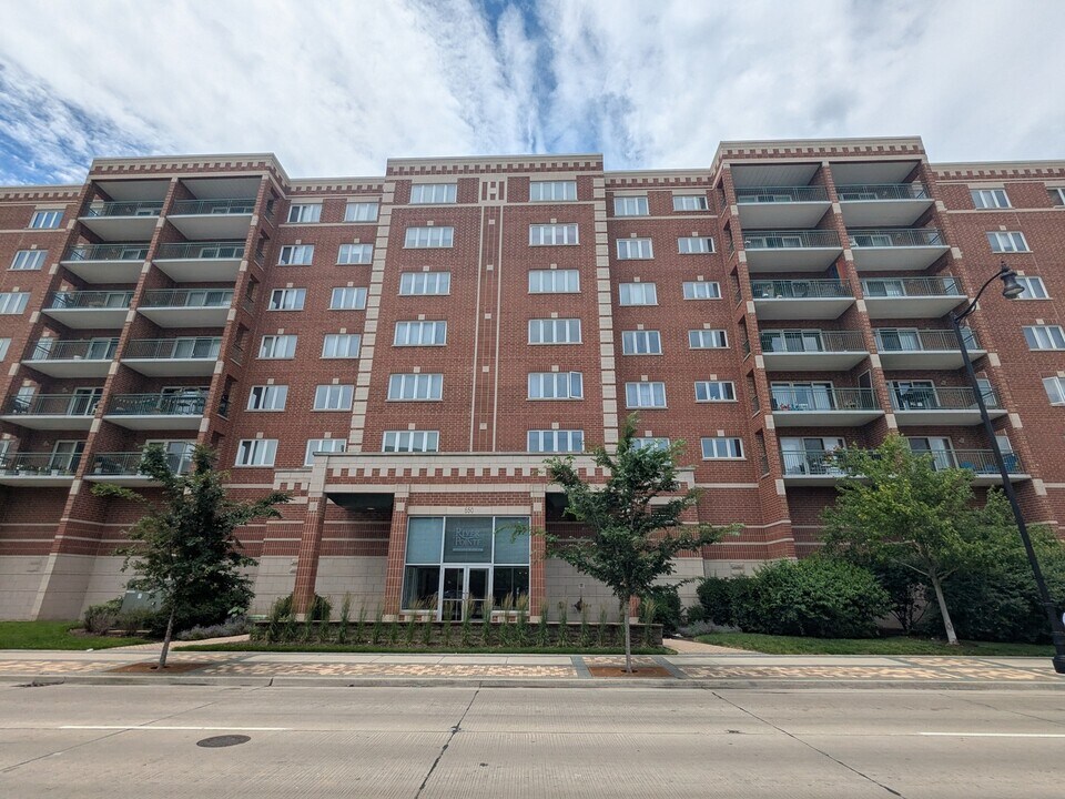 650 S River Rd in Des Plaines, IL - Building Photo