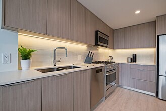 1401 Hunter St in North Vancouver, BC - Building Photo - Building Photo