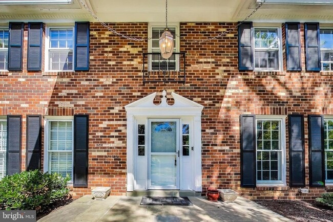 property at 1718 Crestview Dr