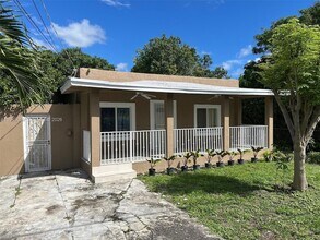 261 NW 49th St in Miami, FL - Foto de edificio - Building Photo