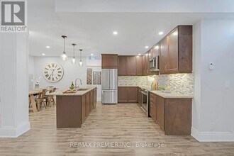 105 Chesney Cres in Vaughan, ON - Building Photo - Building Photo