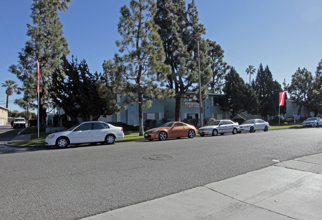Chanteclair Apartments in Garden Grove, CA - Foto de edificio