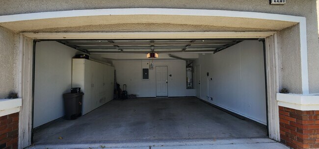 2231 Aquatic Ct in San Leandro, CA - Foto de edificio - Building Photo