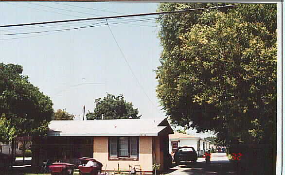 9825-9827 1/2 Rio Hondo P in El Monte, CA - Building Photo