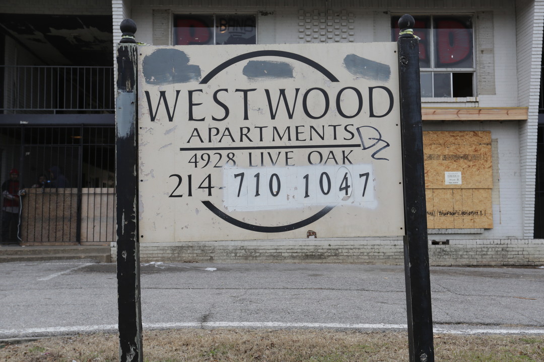 Westwood Apartments in Dallas, TX - Building Photo