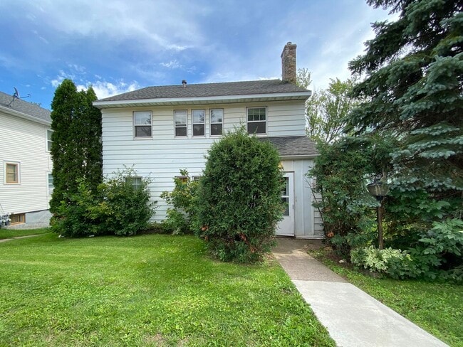 property at 908 E 4th St