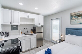 975-977-977 SW 10th St in Miami, FL - Foto de edificio - Building Photo