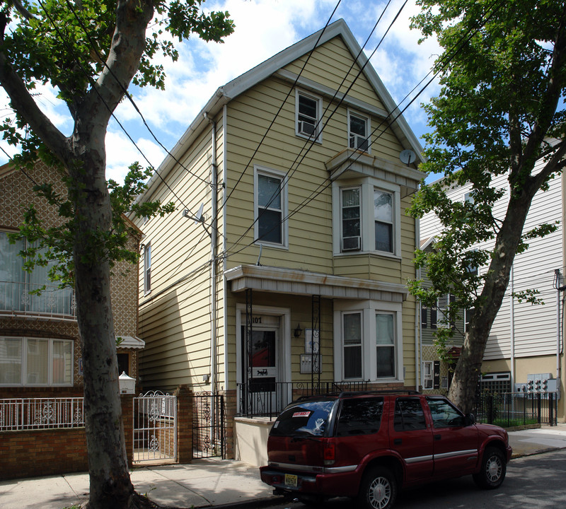 107 Polk St in Newark, NJ - Foto de edificio