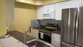 1011 Aspen Dr, Unit 1011Aspen in Plainsboro, NJ - Building Photo