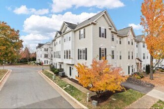 2552 Sandbourne Ln in Herndon, VA - Building Photo - Building Photo