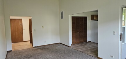300 Village Creek Dr in Lake In The Hills, IL - Building Photo - Building Photo