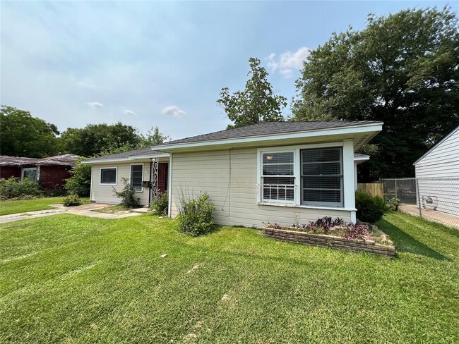 5947 Belcrest St in Houston, TX - Foto de edificio - Building Photo