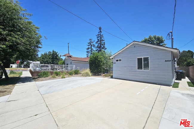8454 Zelzah Ave in Los Angeles, CA - Building Photo - Building Photo