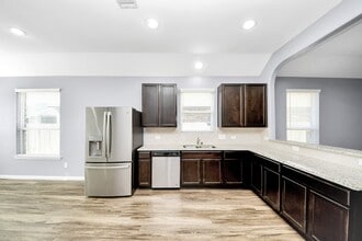 2335 Spring Hollow Dr in Baytown, TX - Building Photo - Building Photo