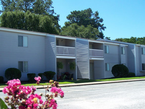 Habitat 2000 in Florence, SC - Foto de edificio - Building Photo