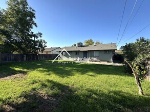 6946 Gillingham Way in North Highlands, CA - Building Photo - Building Photo