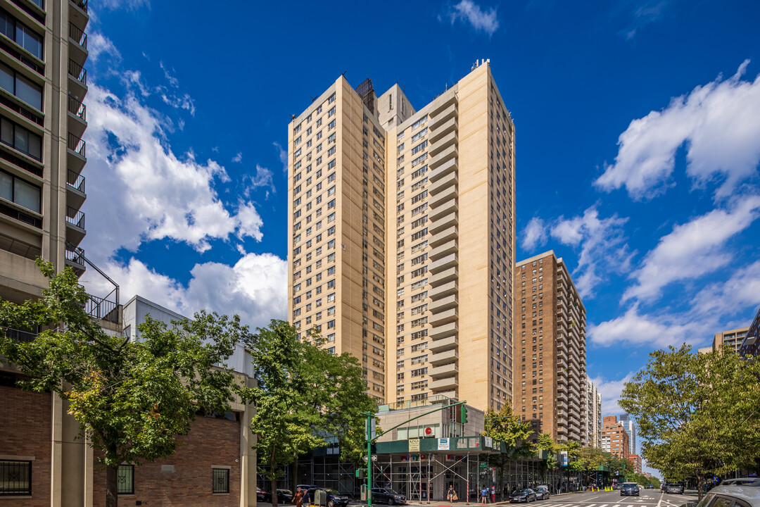 100 West in New York, NY - Building Photo