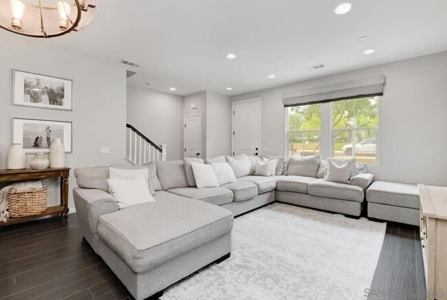 15923 Parkview Loop in San Diego, CA - Foto de edificio - Building Photo