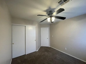 5925 Kenmore St in North Las Vegas, NV - Building Photo - Building Photo